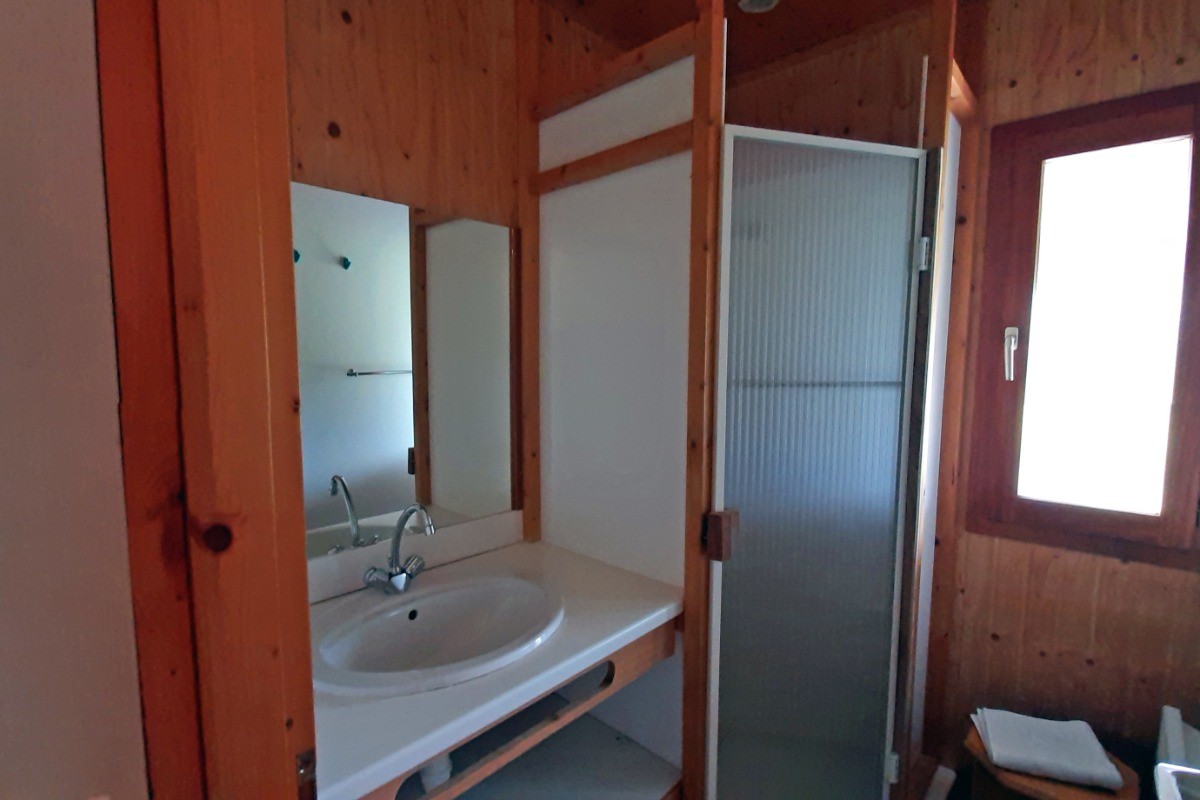salle d'eau avec grand miroir