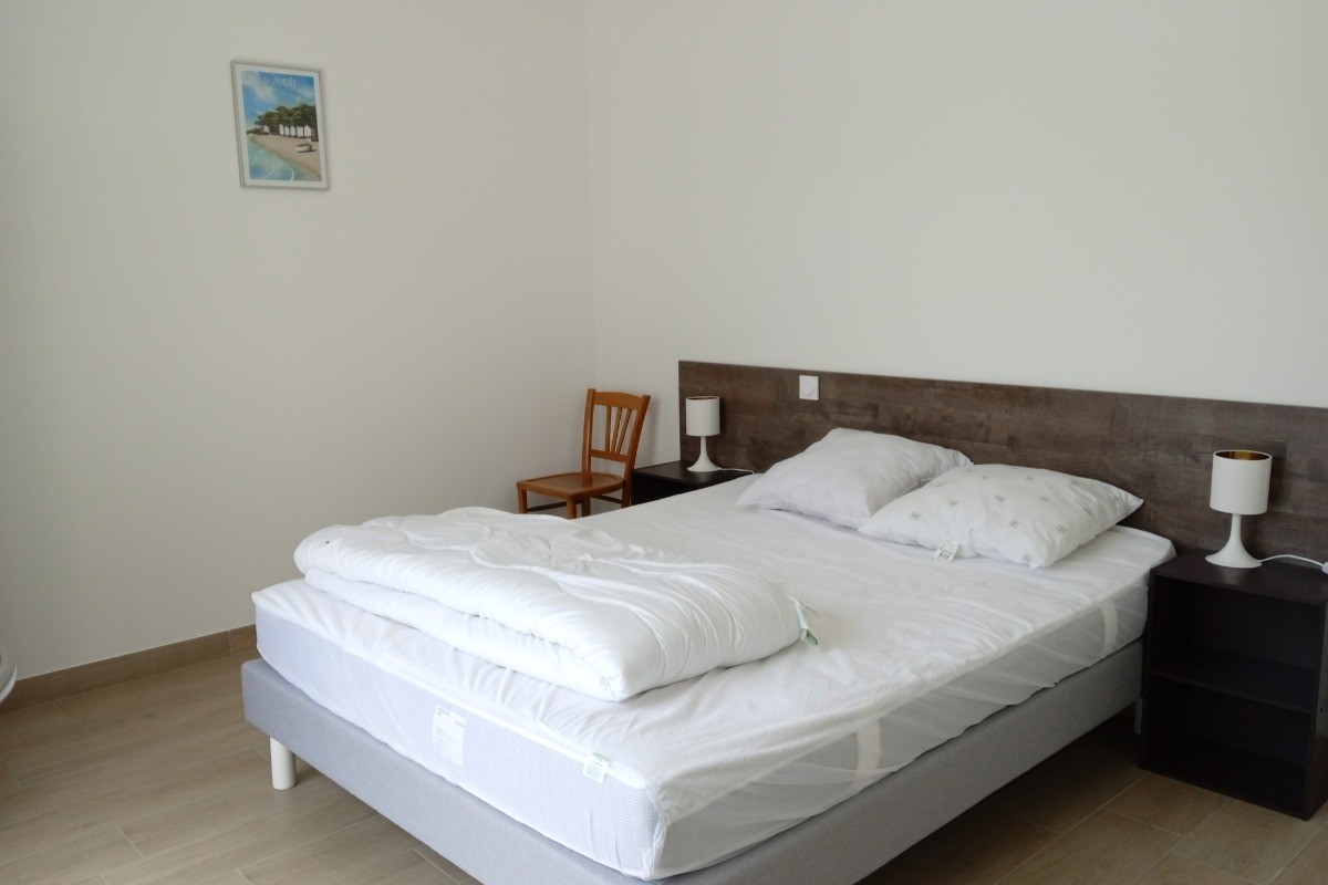 Chambre 1 avec un lit en 160