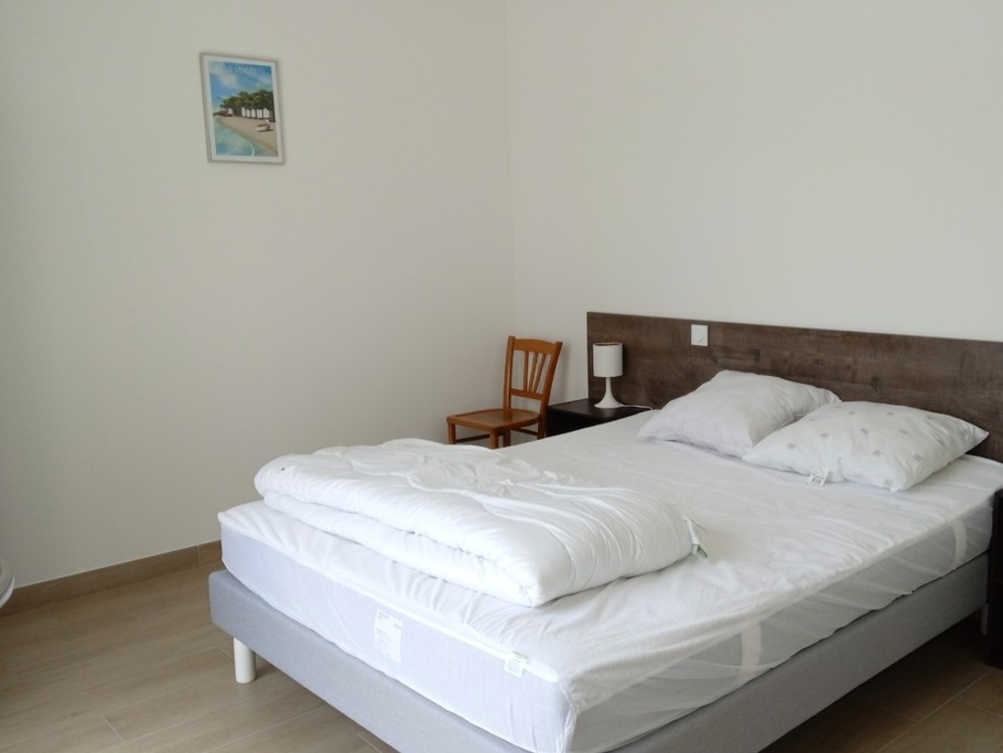 Chambre 1 avec un lit en 160