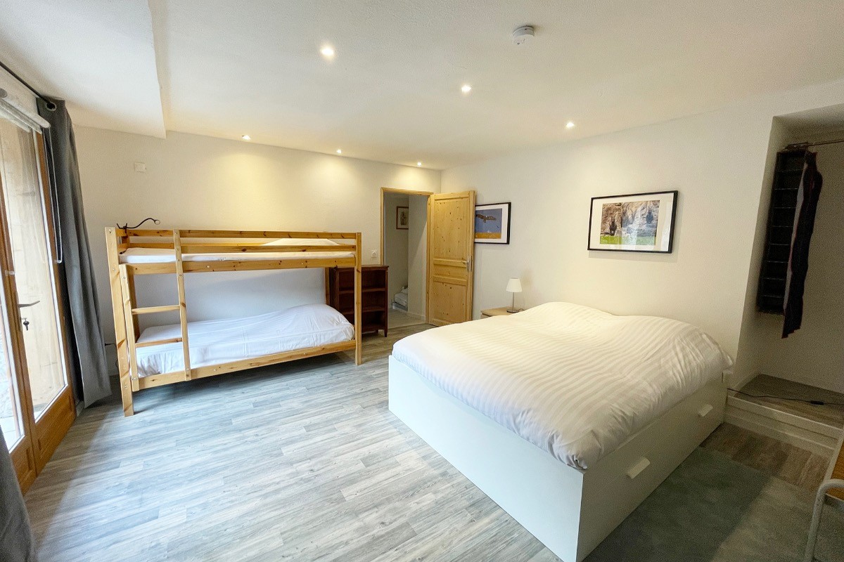 Chambre haut : un lit double et un superposé