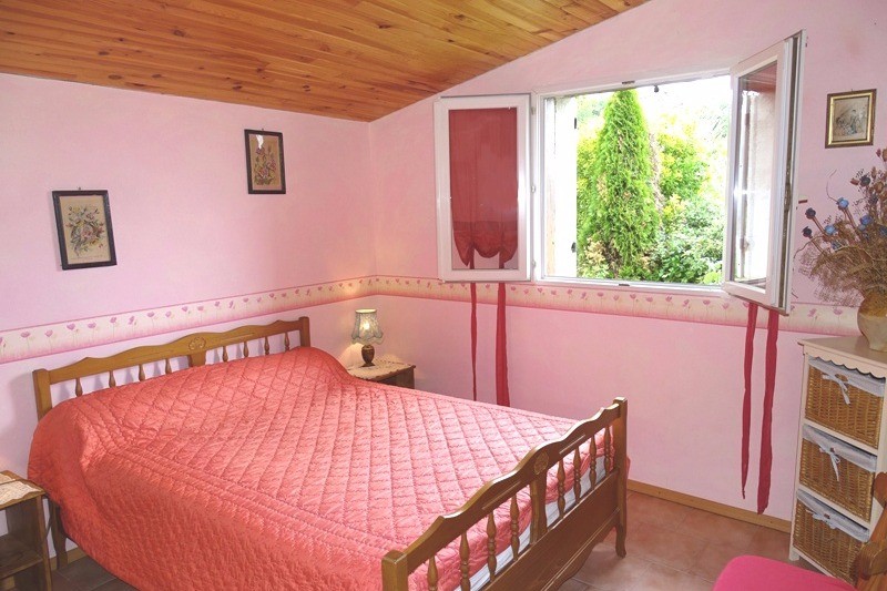 Chambre Eglantine lit en 140 avec salle d'eau et toulette