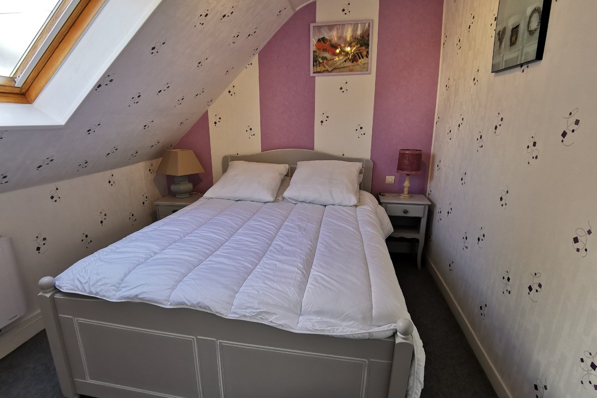 Chambre avec un lit 140