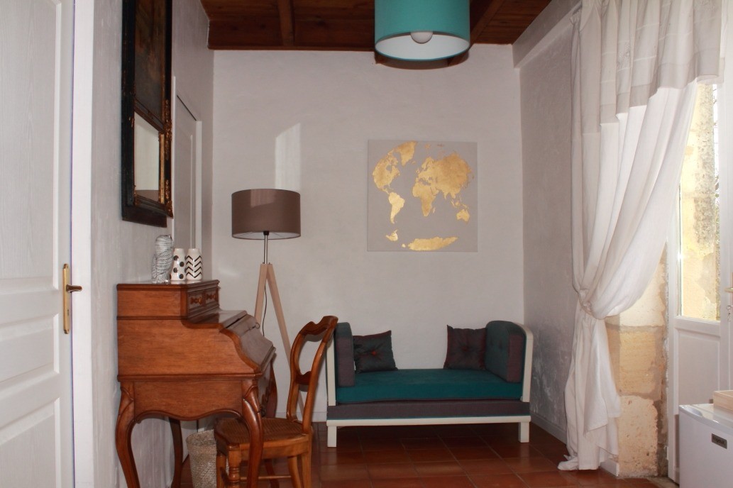 Petit salon avec accès terrasse et jardin