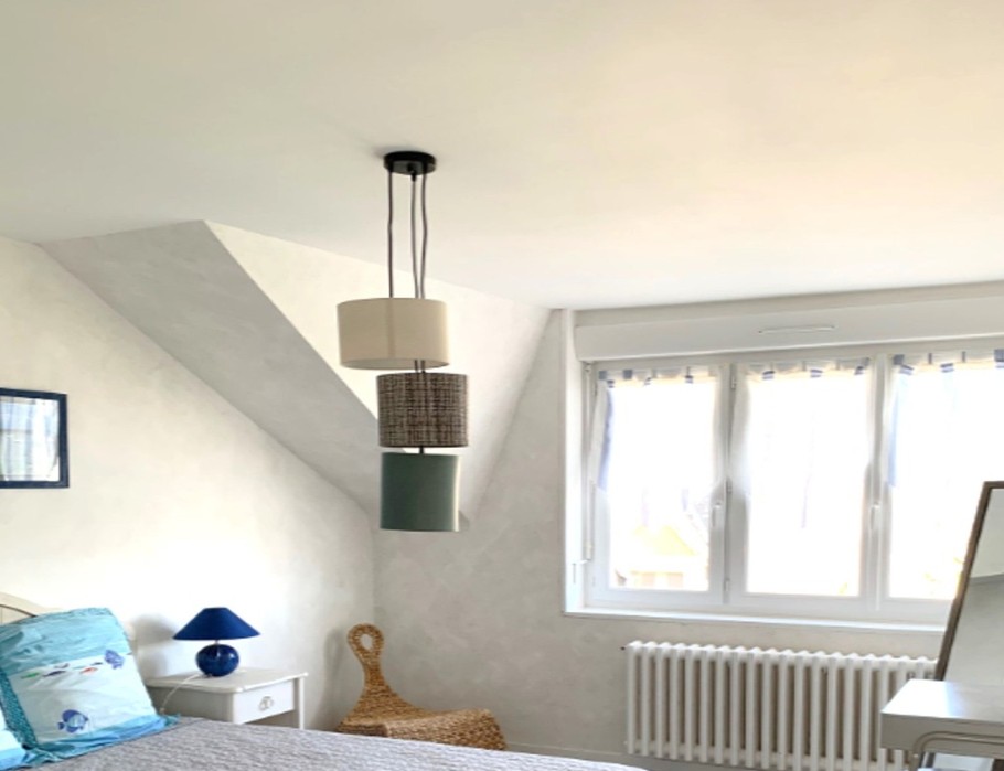 Chambre indépendante pour 2 personnes (lit 140 cm) avec rangements, penderie et coin bureau.