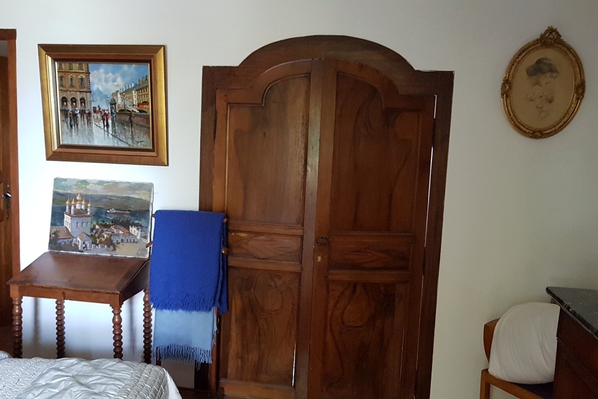 Chambre bleue, entrée de la salle de bain