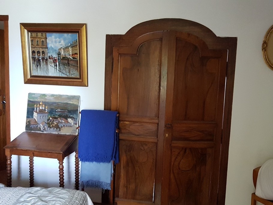 Chambre bleue, entrée de la salle de bain