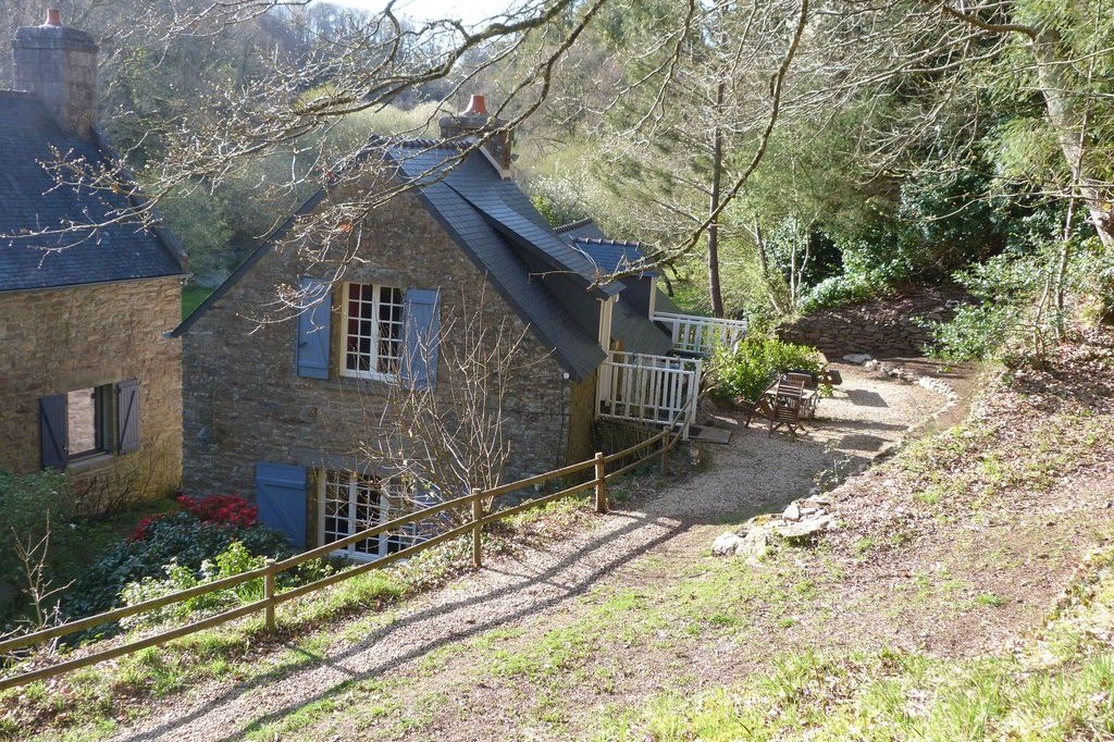 accès au studio situé dans un ancien moulin avec parc boisé et bordée d'une rivière