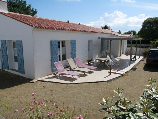 the main façade and its enclosed exterior space