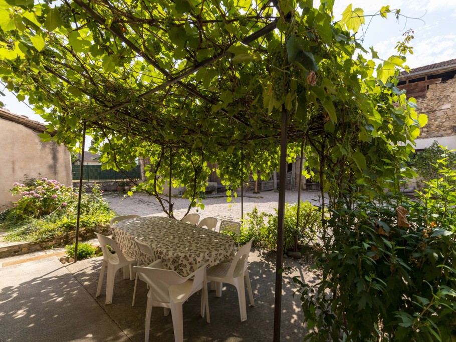 La pergola vous accueille dans la cour intérieure