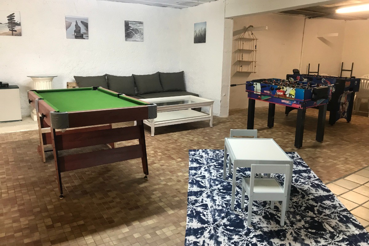 Salle de jeux (billard, table de air hockey, 2 baby foot, un jeu de fléchettes)