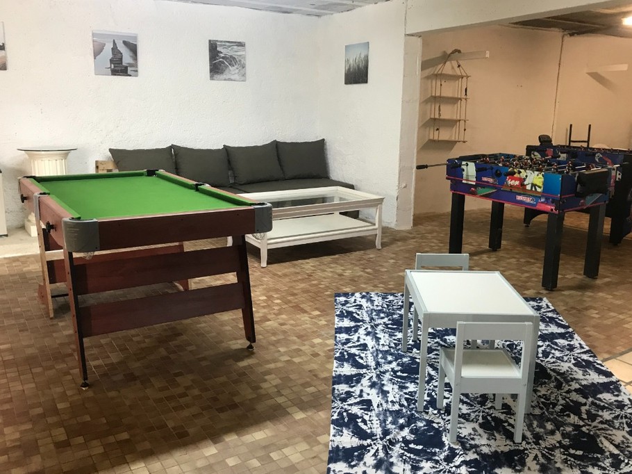 Salle de jeux (billard, table de air hockey, 2 baby foot, un jeu de fléchettes)