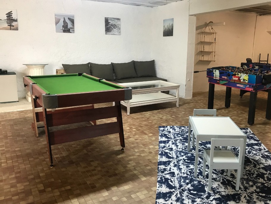 Salle de jeux (billard, table de air hockey, 2 baby foot, un jeu de fléchettes)
