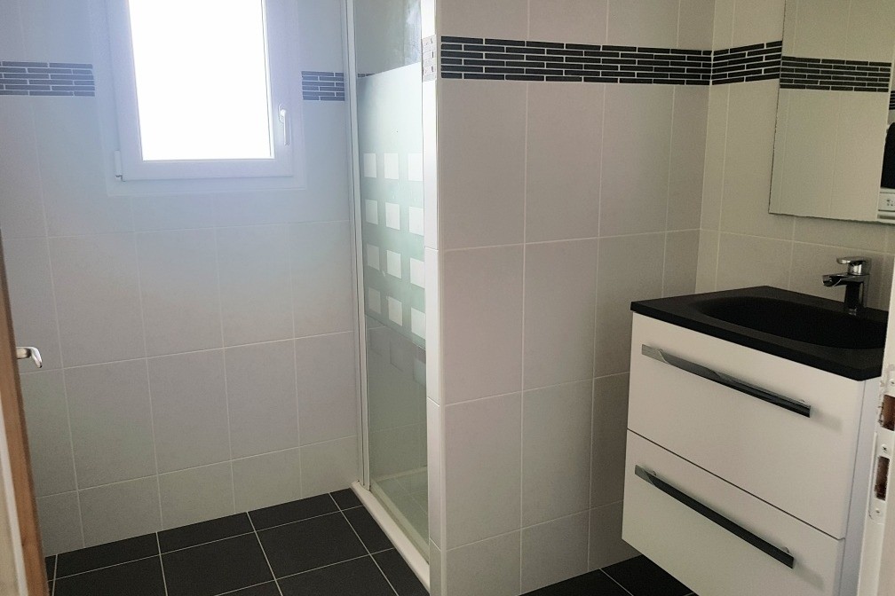 salle d'eau avec douche