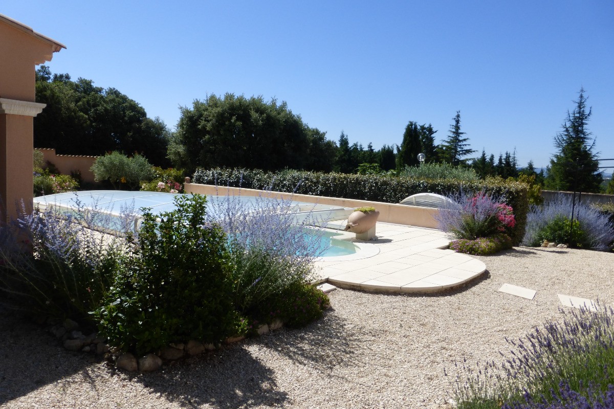 La piscine fonctionnant au sel et sa fontaine