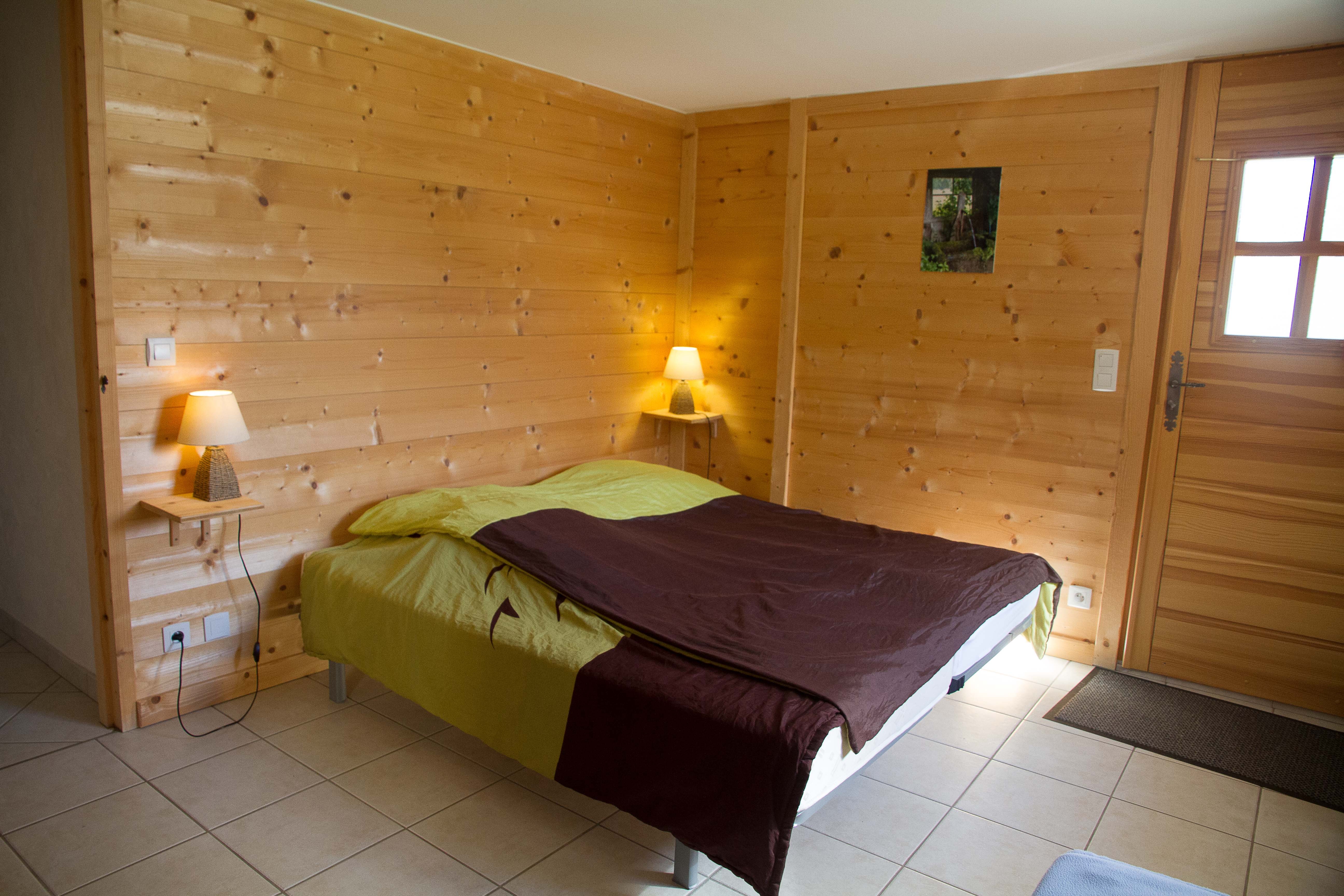 Chambre sous la terrasse avec lits superposés et lits jumeaux, accès extérieur