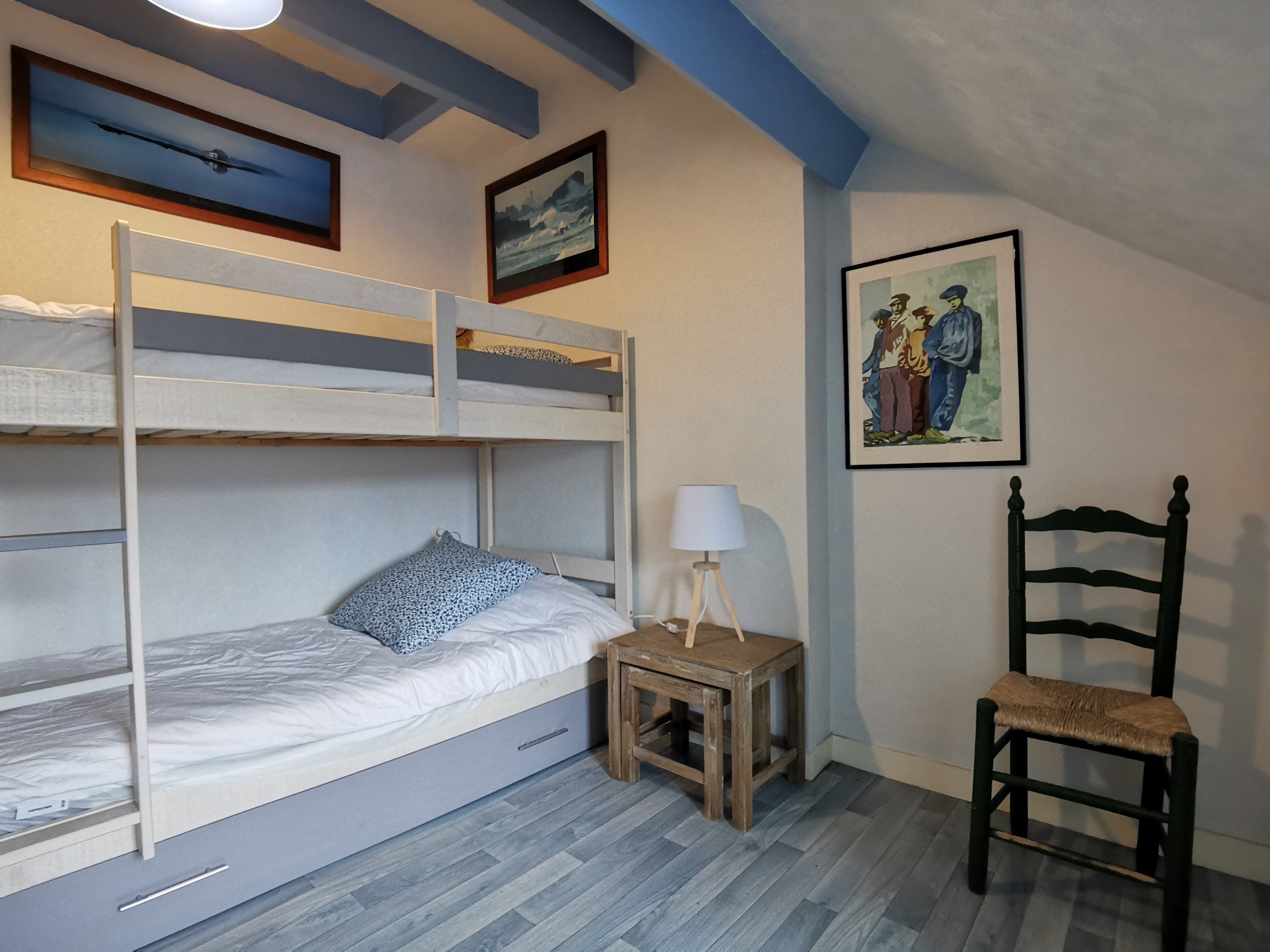 Au 1er étage: une chambre avec 2 lits 90