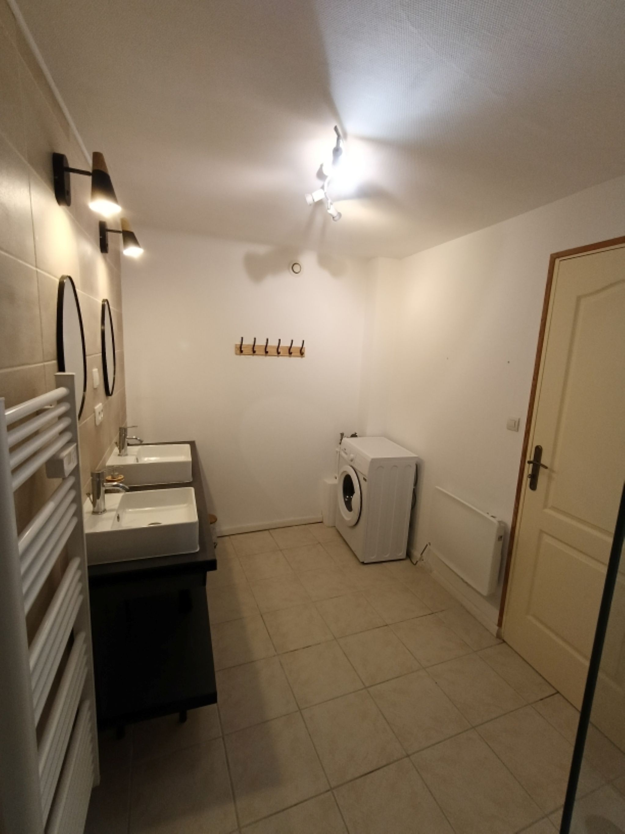 shower room with washing machine in the O Scope gite next to Futuroscope