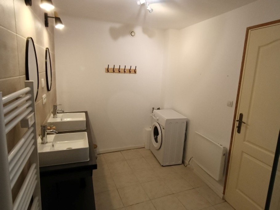 shower room with washing machine in the O Scope gite next to Futuroscope