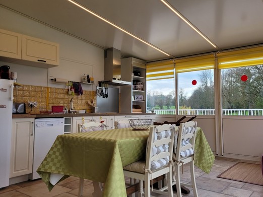 Cuisine-séjour dans espace véranda