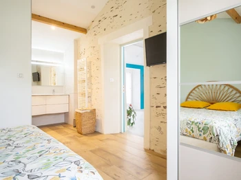 Suite avec lit Queen size (160), douche italienne hydro-massante de 2 M2, double vasque, WC, placard et TV.