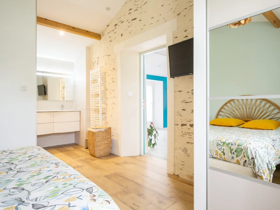 Suite avec lit Queen size (160), douche italienne hydro-massante de 2 M2, double vasque, WC, placard et TV.