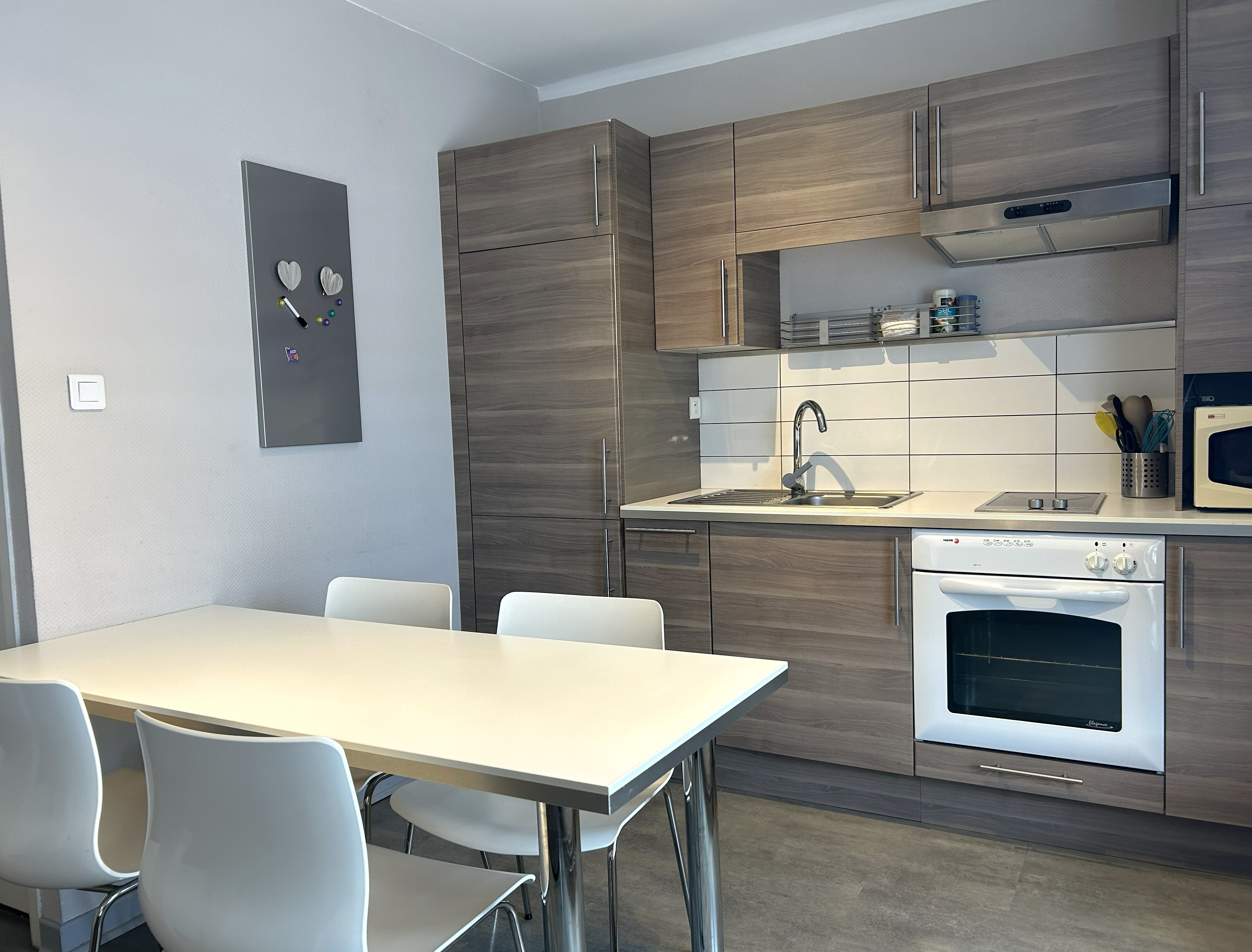 Kitchen opening onto living room - Apartment in the centre of Gérardmer