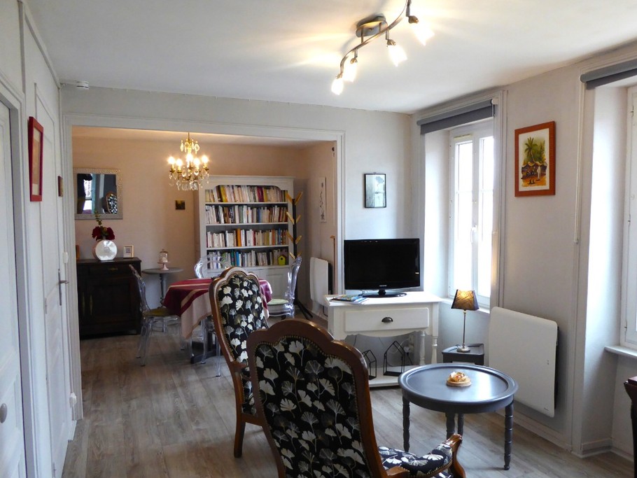Sitting area with TV (comfortable sofa bed, sleeps 1). In a row, the living area. Independent kitchen on the left. M. COUPLIERE