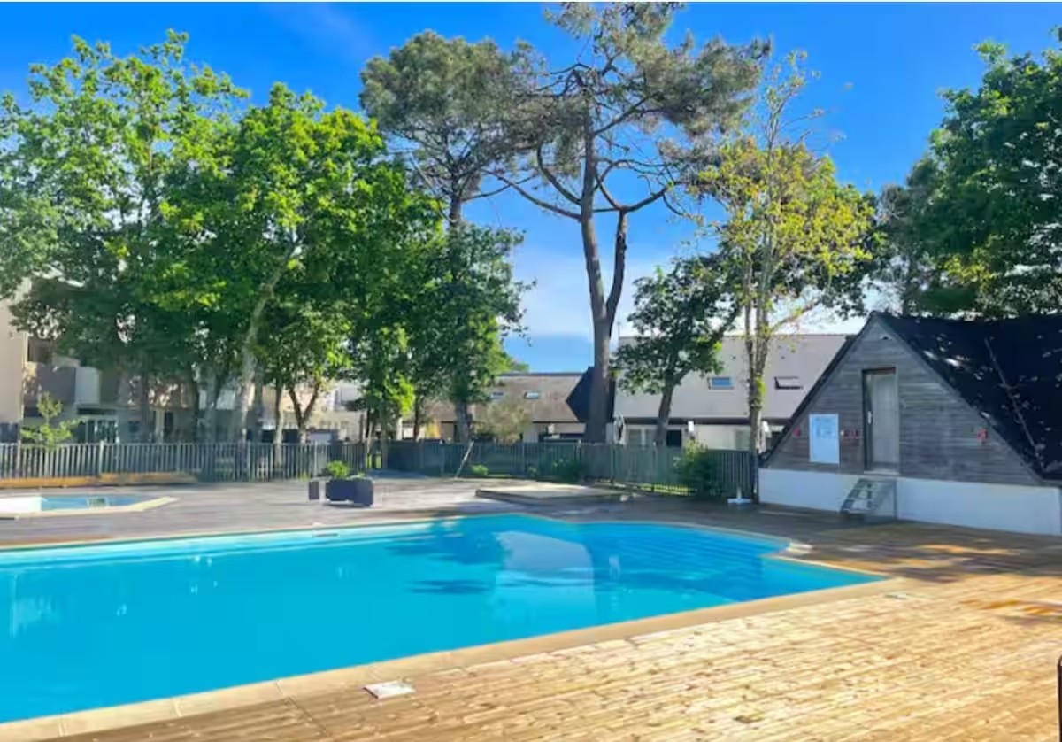 Shared swimming pool open and heated from May to September