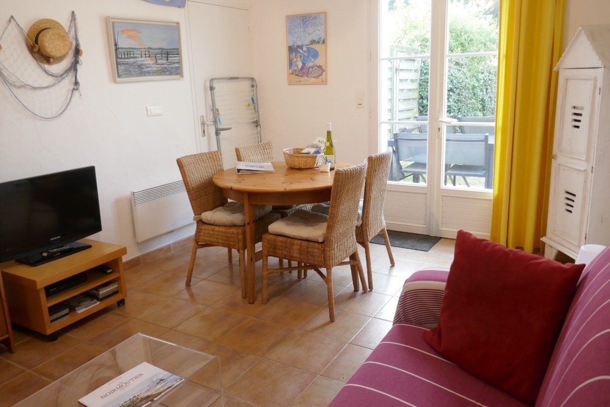 La salle de séjour, son espace "repas" et son canapé méridienne