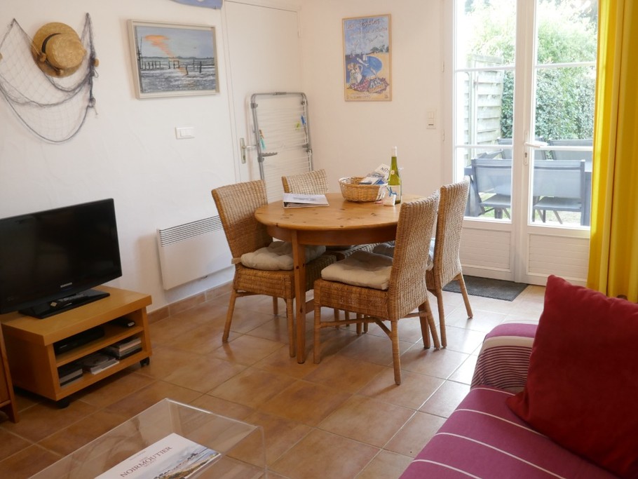 La salle de séjour, son espace "repas" et son canapé méridienne