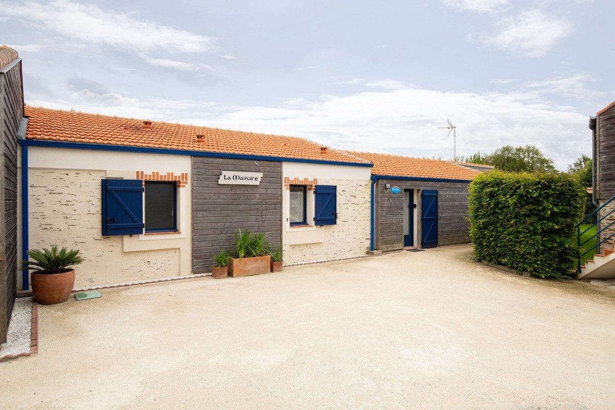 Façade et grand parking.