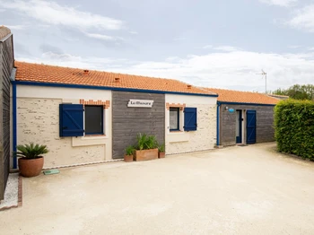 Façade et grand parking.