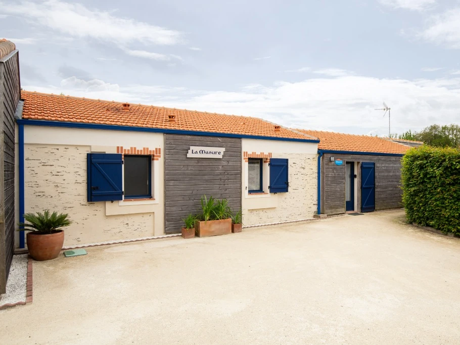 Façade et grand parking.