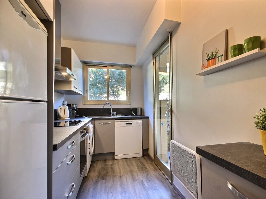 Cuisine tout équipée, accès loggia nord