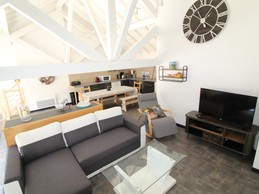 Cuisine ouverte sur salon/ séjour - Gîte Le Hangar 67 à Saulxures-sur-Moselotte – Location atypique proche lac