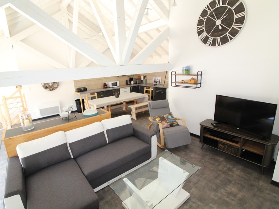 Cuisine ouverte sur salon/ séjour - Gîte Le Hangar 67 à Saulxures-sur-Moselotte – Location atypique proche lac