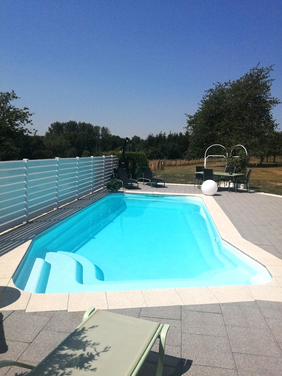 Piscine extérieur - Chambre d’hôtes de charme avec piscine, terrasse et vue sur les prairies