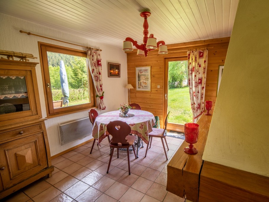 La salle à manger et la cheminée..