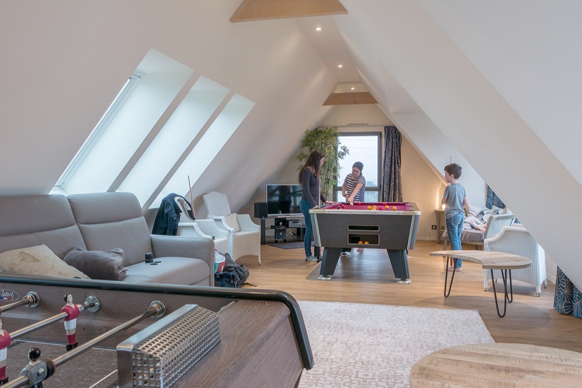Magnifique Salle de Jeux, avec Billard, Tapis de course, Baby Foot, ,fauteuils confortables et canapés confortables avec vue plongeante sur la Mer et l'Ile Callot