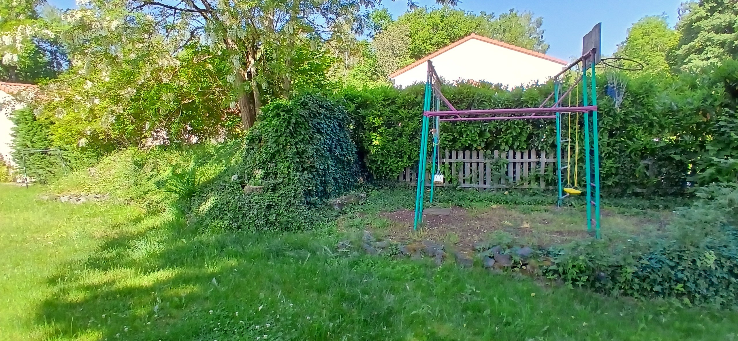 "La Boucharde" holiday cottage in Volvic: The Garden