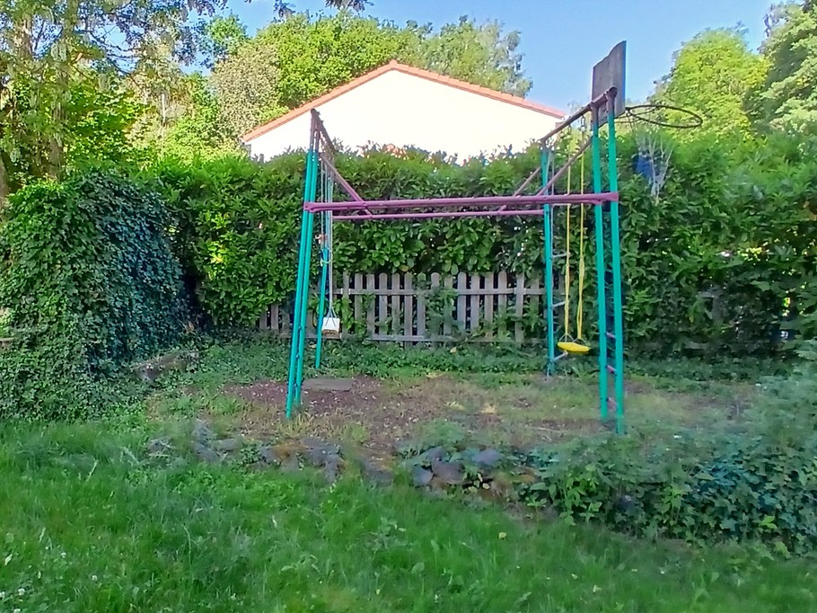"La Boucharde" holiday cottage in Volvic: The Garden