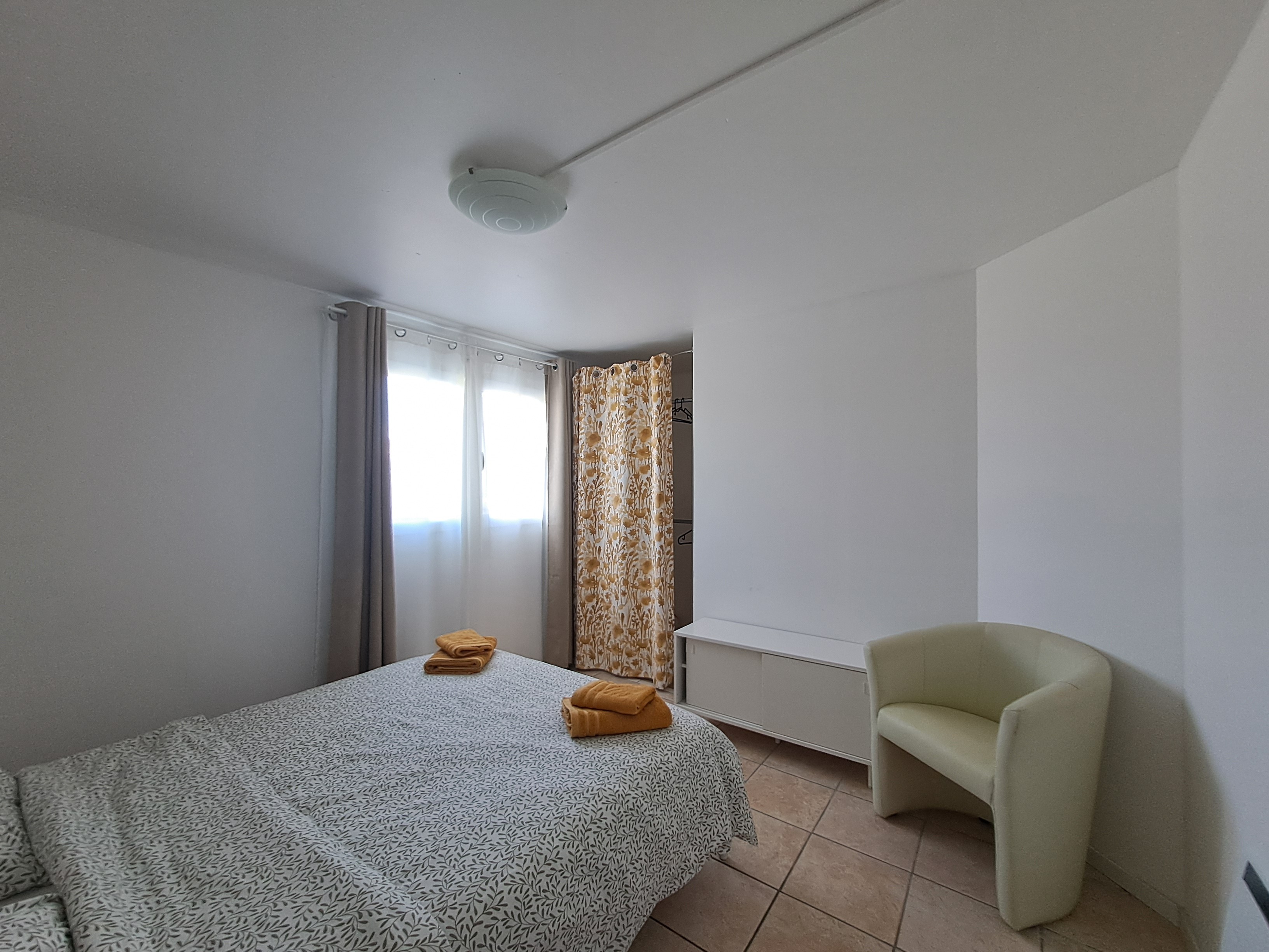 bedroom with double bed (140cm)