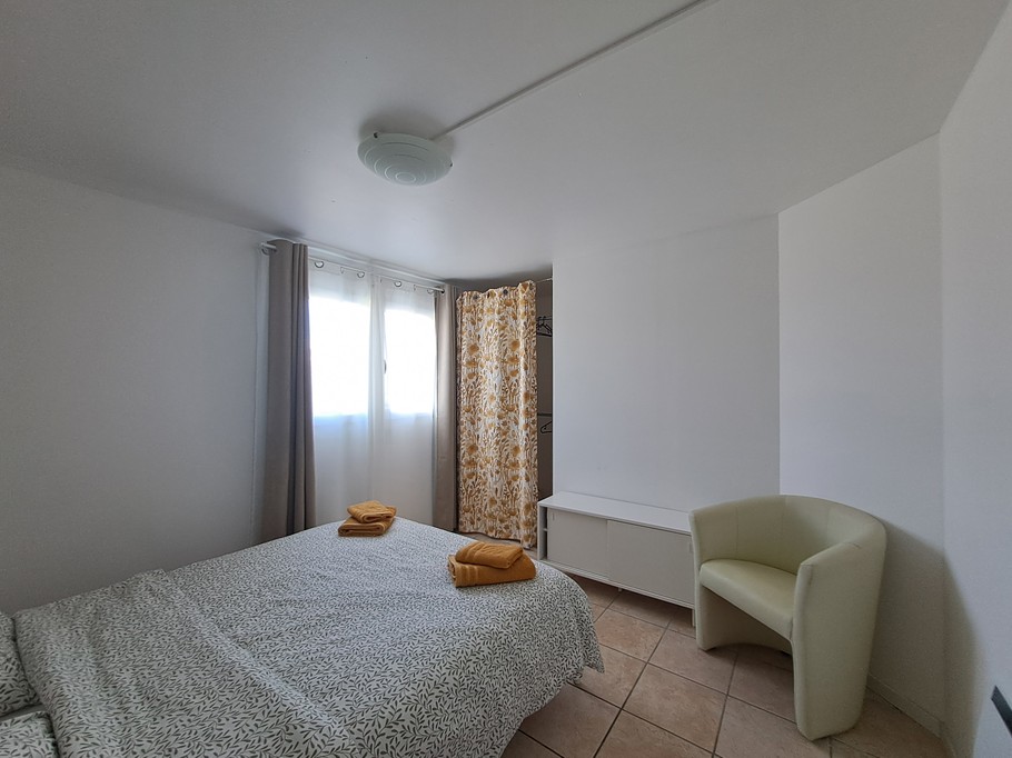 bedroom with double bed (140cm)