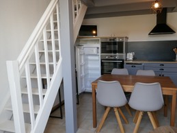 Cuisine et escalier vers la mezzanine