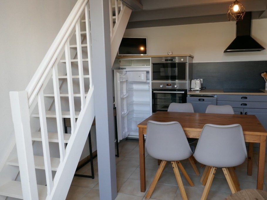 Cuisine et escalier vers la mezzanine