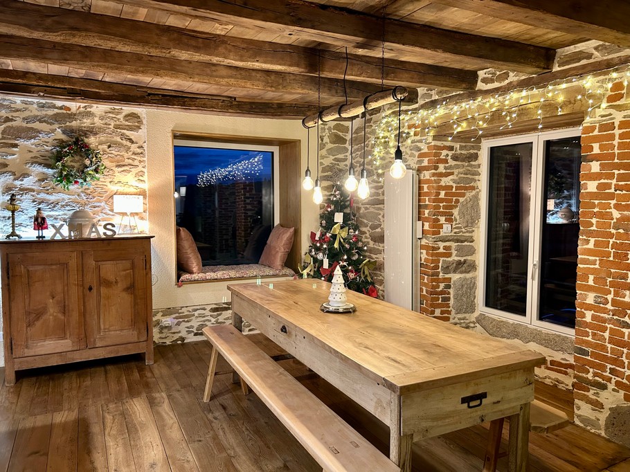 Salle à manger décorée pour Noël