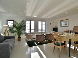 Pièce de vie très lumineuse vue mer, avec coin cuisine, coin salon et coin séjour (appartement au 1er étage en front de mer au Port de la Houle à Cancale)