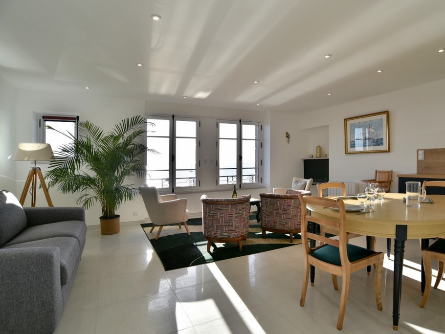 Pièce de vie très lumineuse vue mer, avec coin cuisine, coin salon et coin séjour (appartement au 1er étage en front de mer au Port de la Houle à Cancale)