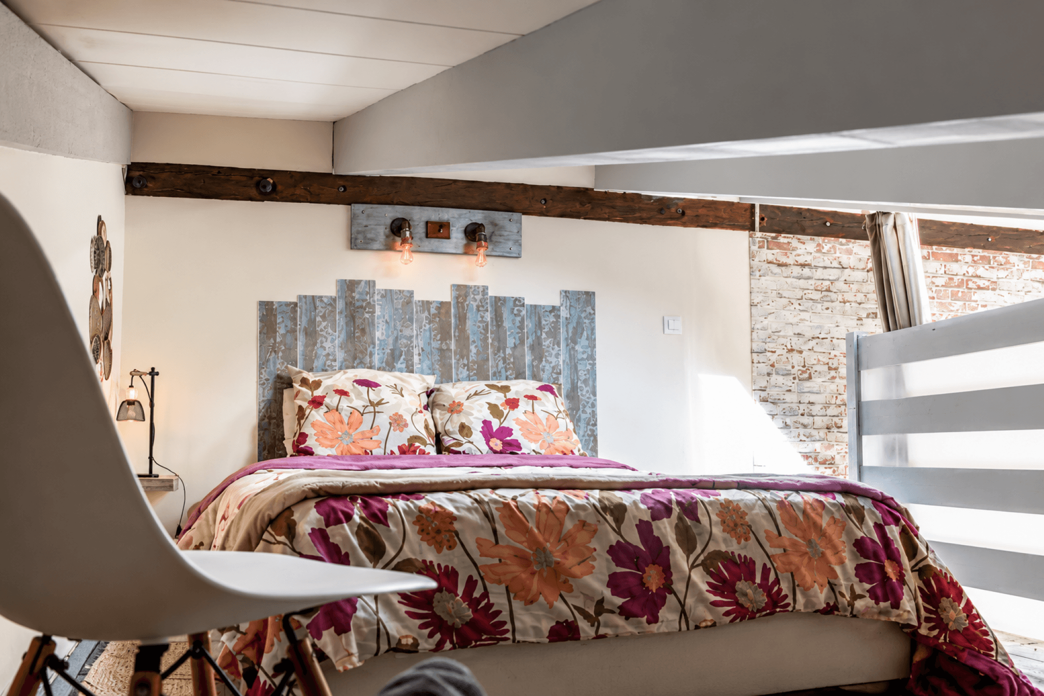 Petite chambre à l'étage sous les toits avec 1 lit 140, télévision et vélux