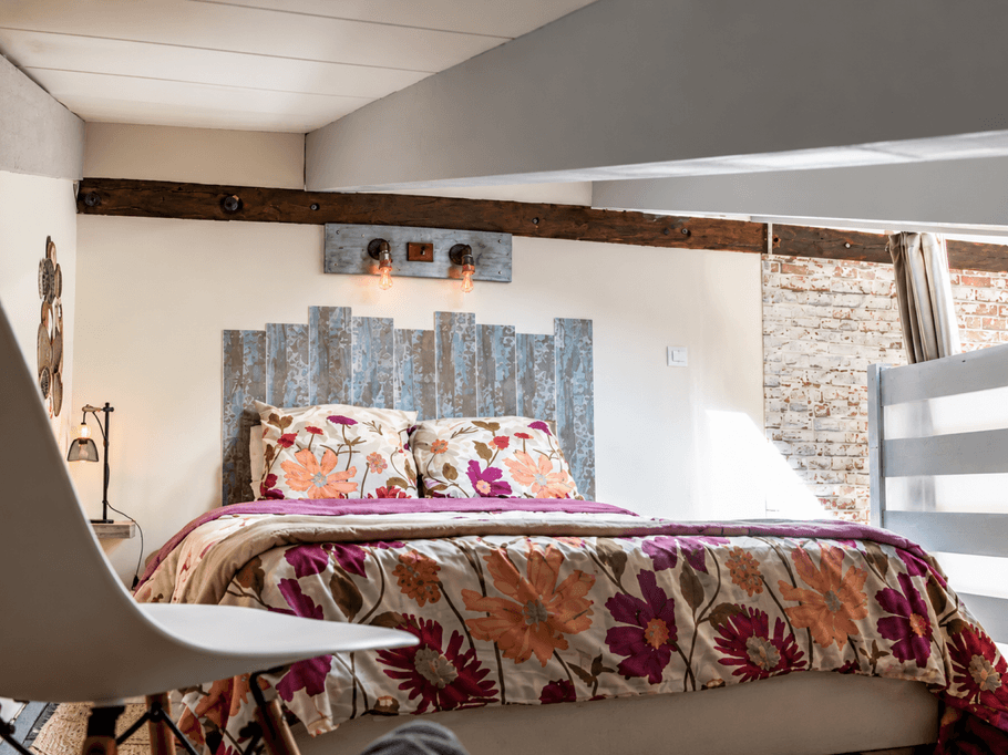 Petite chambre à l'étage sous les toits avec 1 lit 140, télévision et vélux